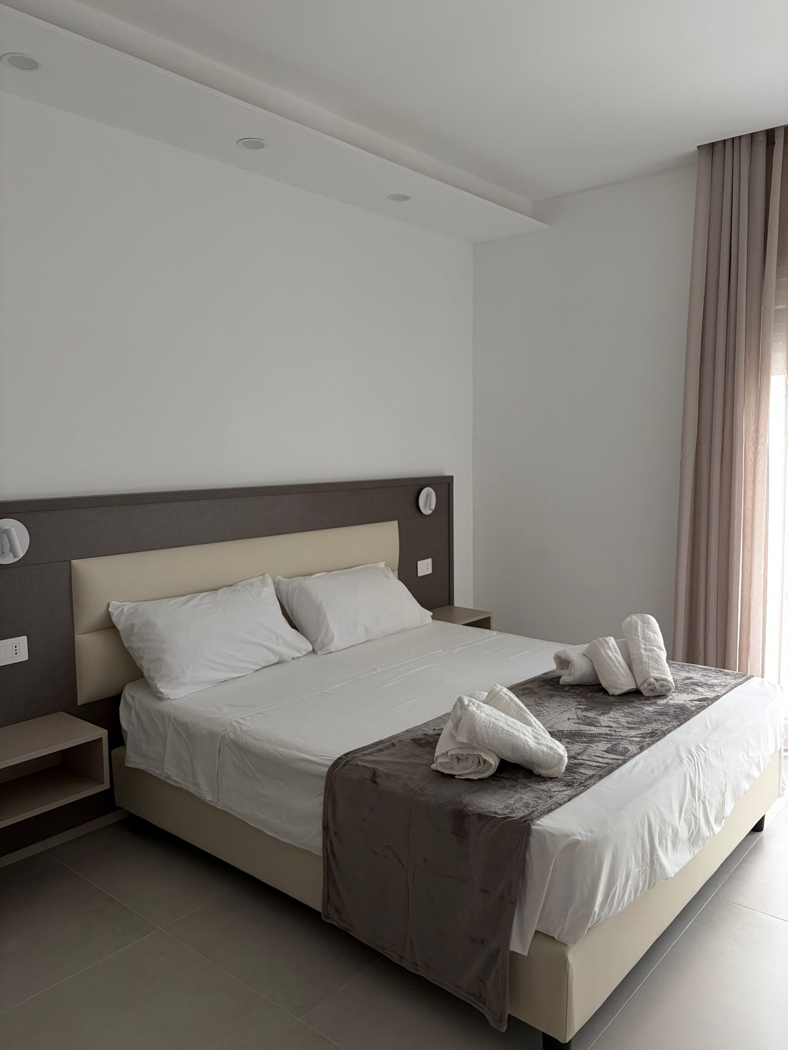 Double room at Lido Diomedee with prepared bed
