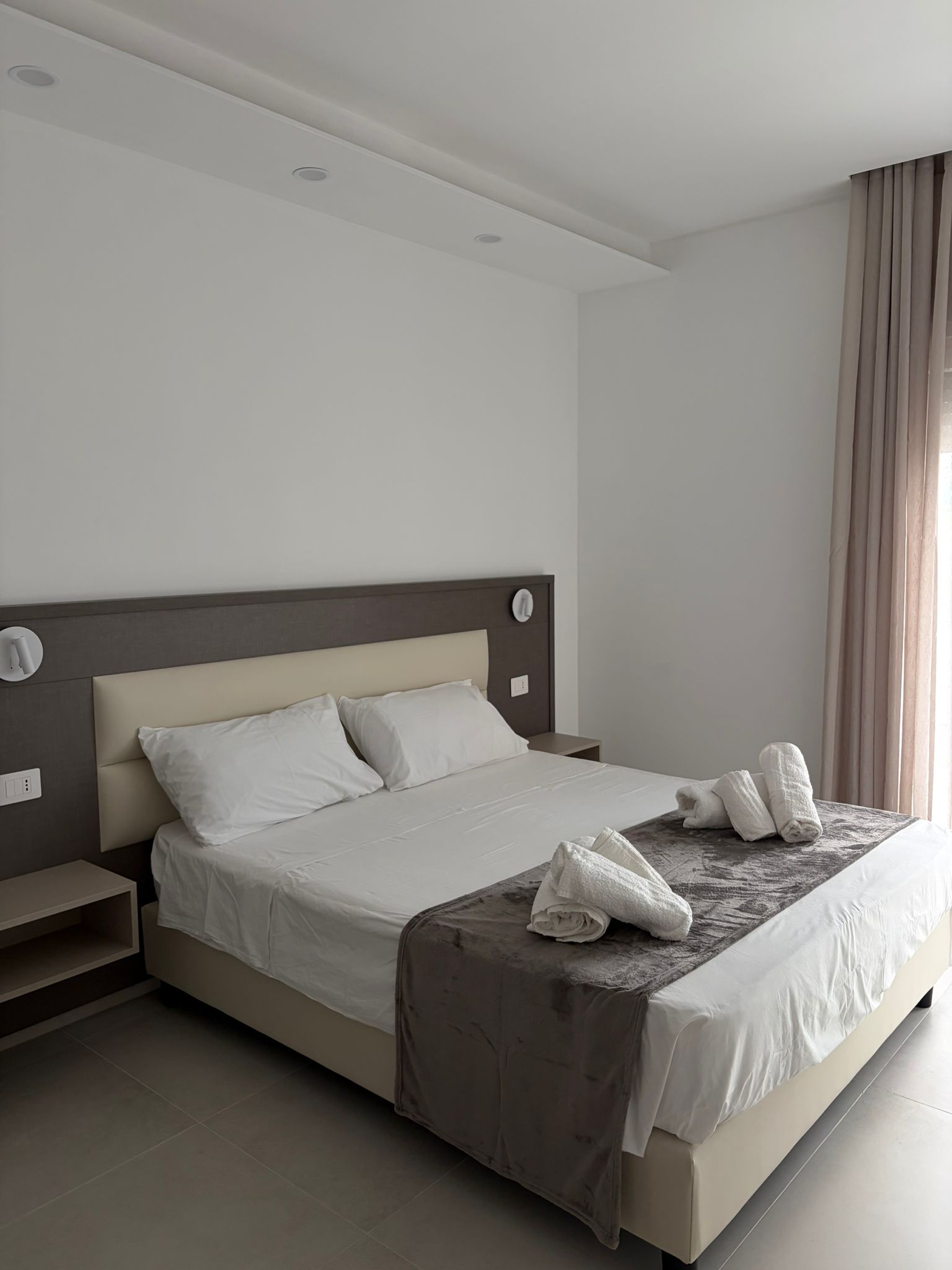 Double room with bed, desk and balcony door
