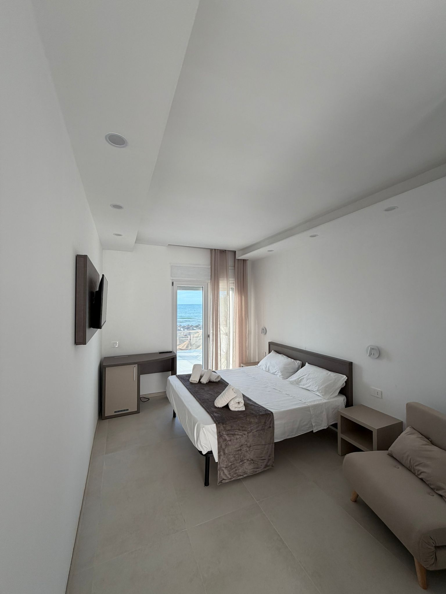 Triple room with double bed and sofa bed