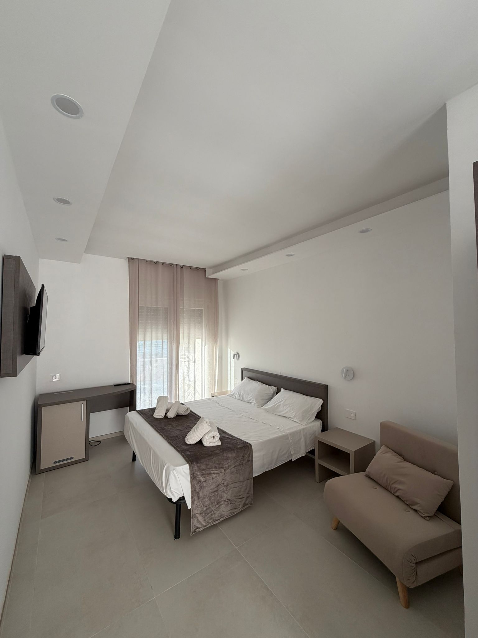 Bright triple room with balcony and sea view