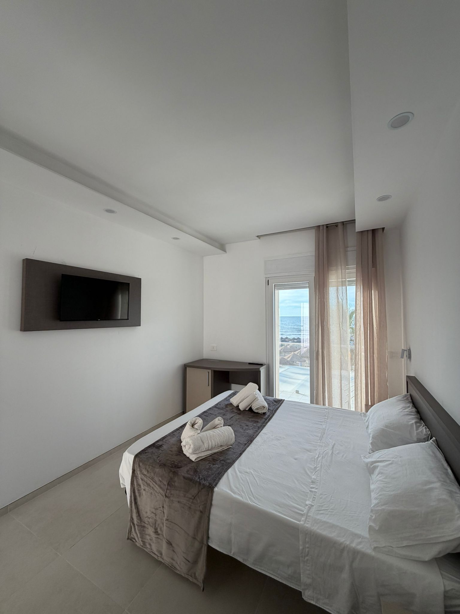 Sea-view triple room with bed and sofa
